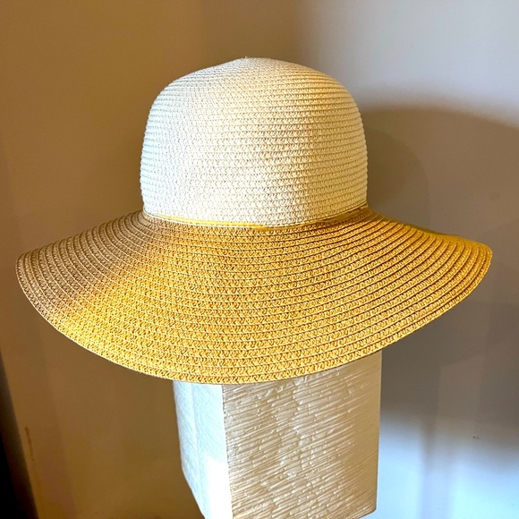 Super cute beach hat! - Picture 1 of 1